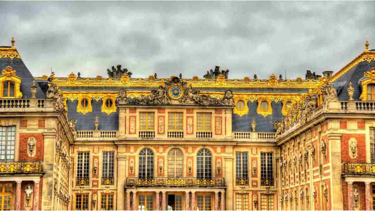 Reggia Versailles igiene scarsa XIV secolo