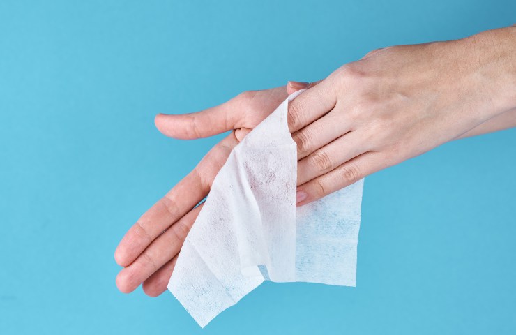 Carta igienica e aceto per creare salviette disinfettanti fatte in casa