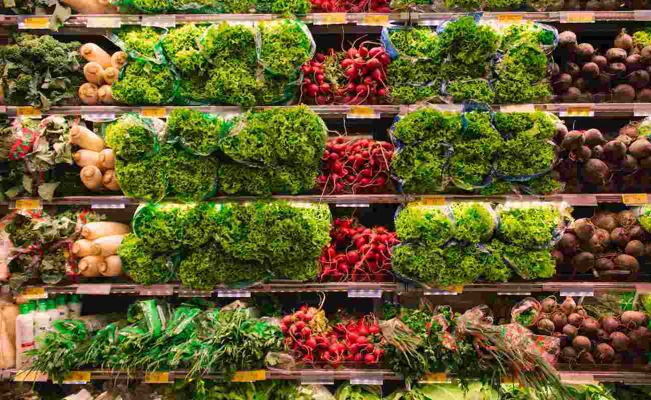 Spesa di frutta e verdura supermercato